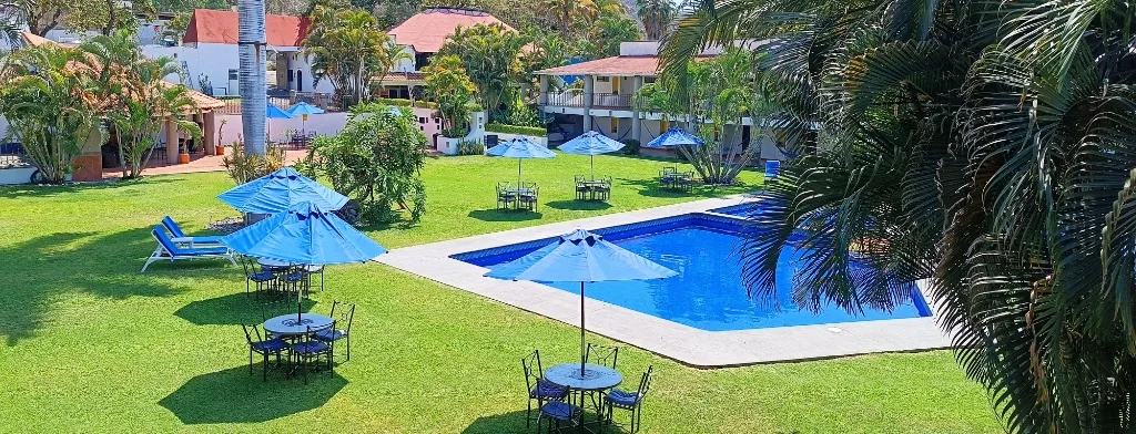 <a href="https://hoteliguanas.com/galeria/">Amplios jardines y una <strong>deliciosa alberca</strong></a>